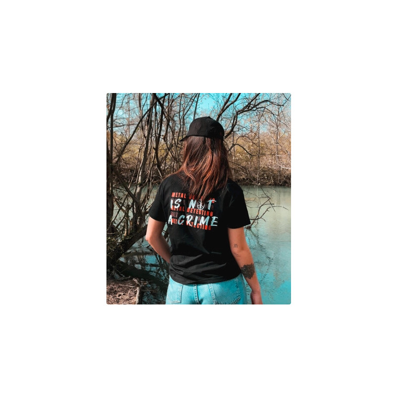 T-shirt "Metal Detecting is not a crime"