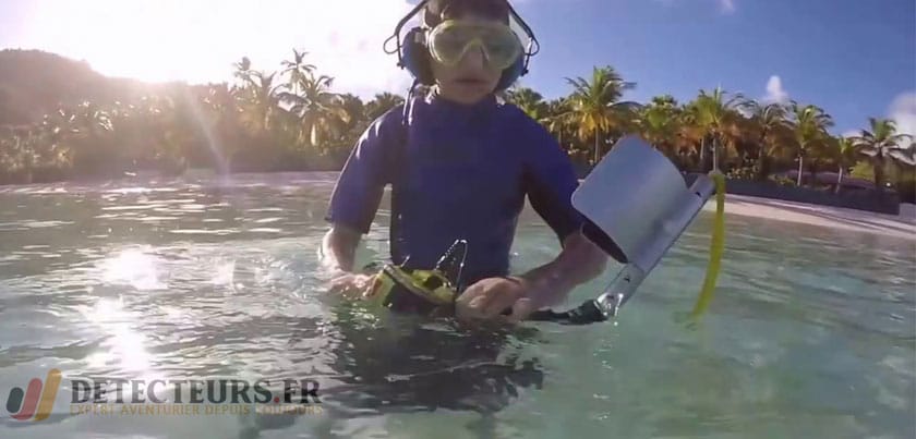 enfant avec un détecteur aquatique