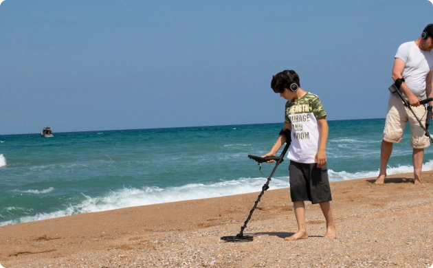 Illustration d'un enfant avec un détecteur plage