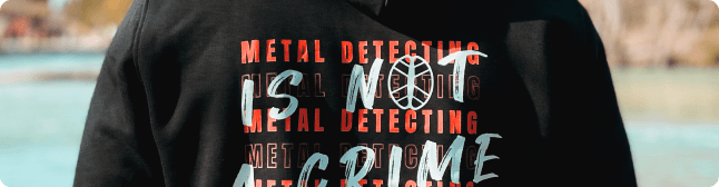 Sweat 'Metal detecting is not a crime' vu de dos.
