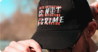 Casquette 'Metal detecting is not a crime'.
